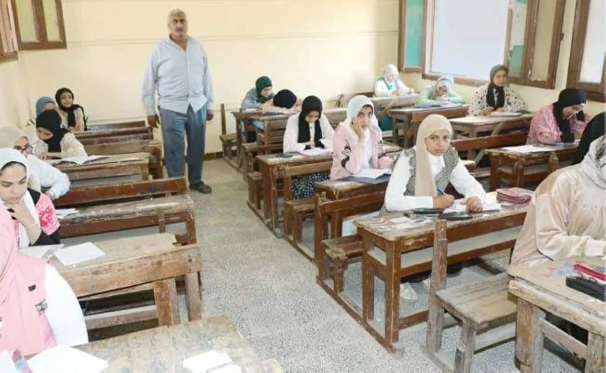طلاب إعدادي شمال سيناء يؤدون امتحان الهندسة الثاني
