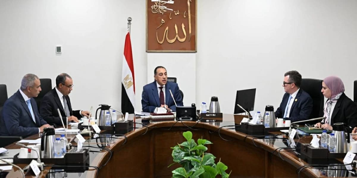 رئيس الوزراء يتابع مشاريع المنح والقروض