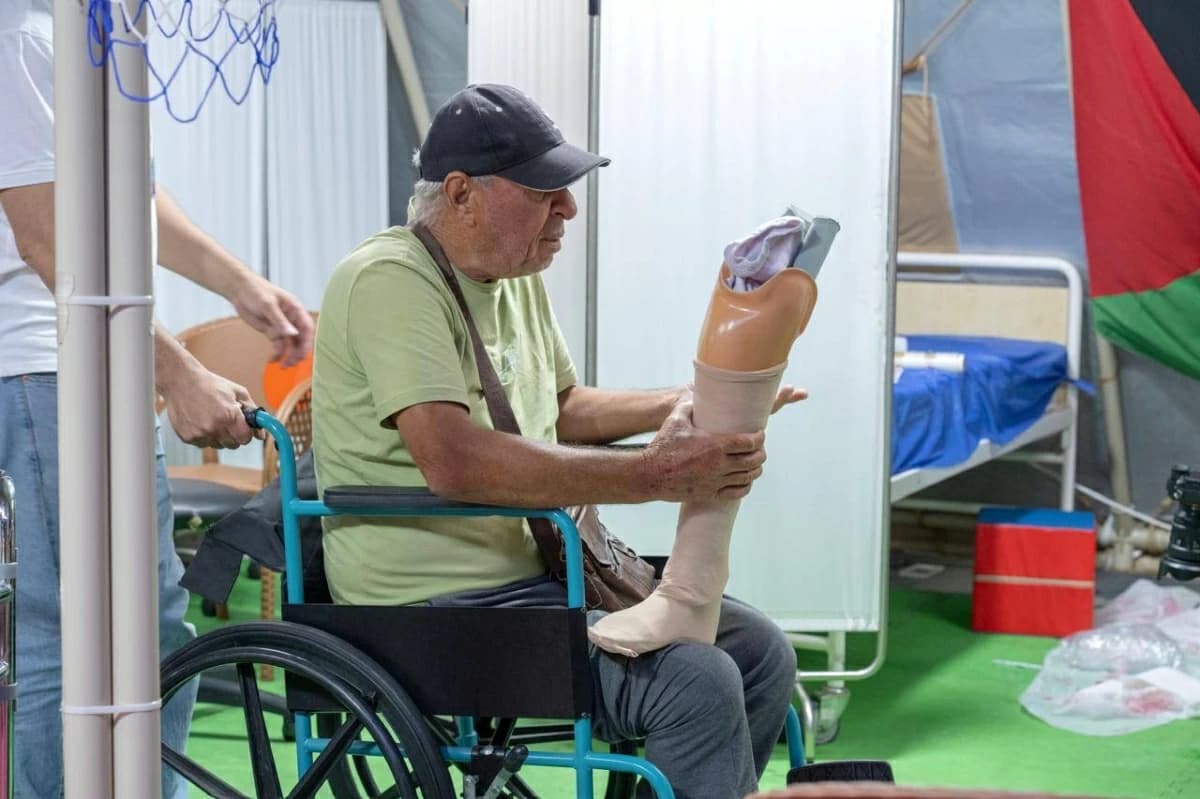 المستشفى الإماراتي العائم يركب أطراف صناعية لـ51 فلسطيني