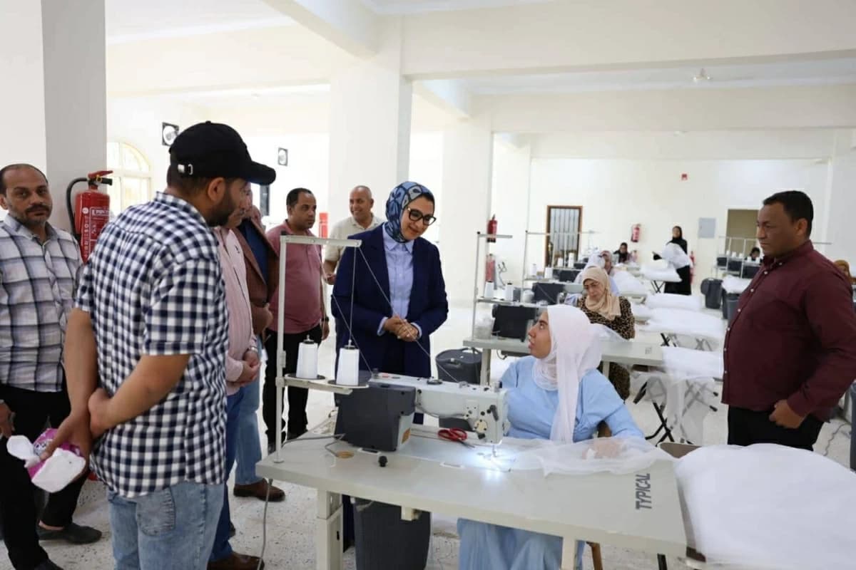 محافظ الوادي الجديد يفتتح مصنع شكائر التمور