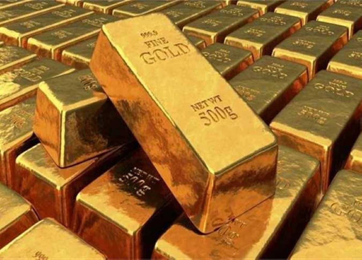 Gold prices decline globally despite monthly gain efforts