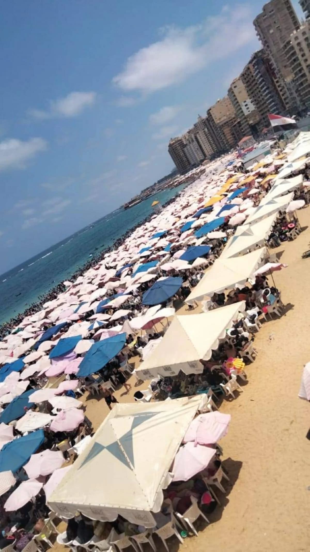 إشغال كامل على شواطئ الإسكندرية الشرقية
