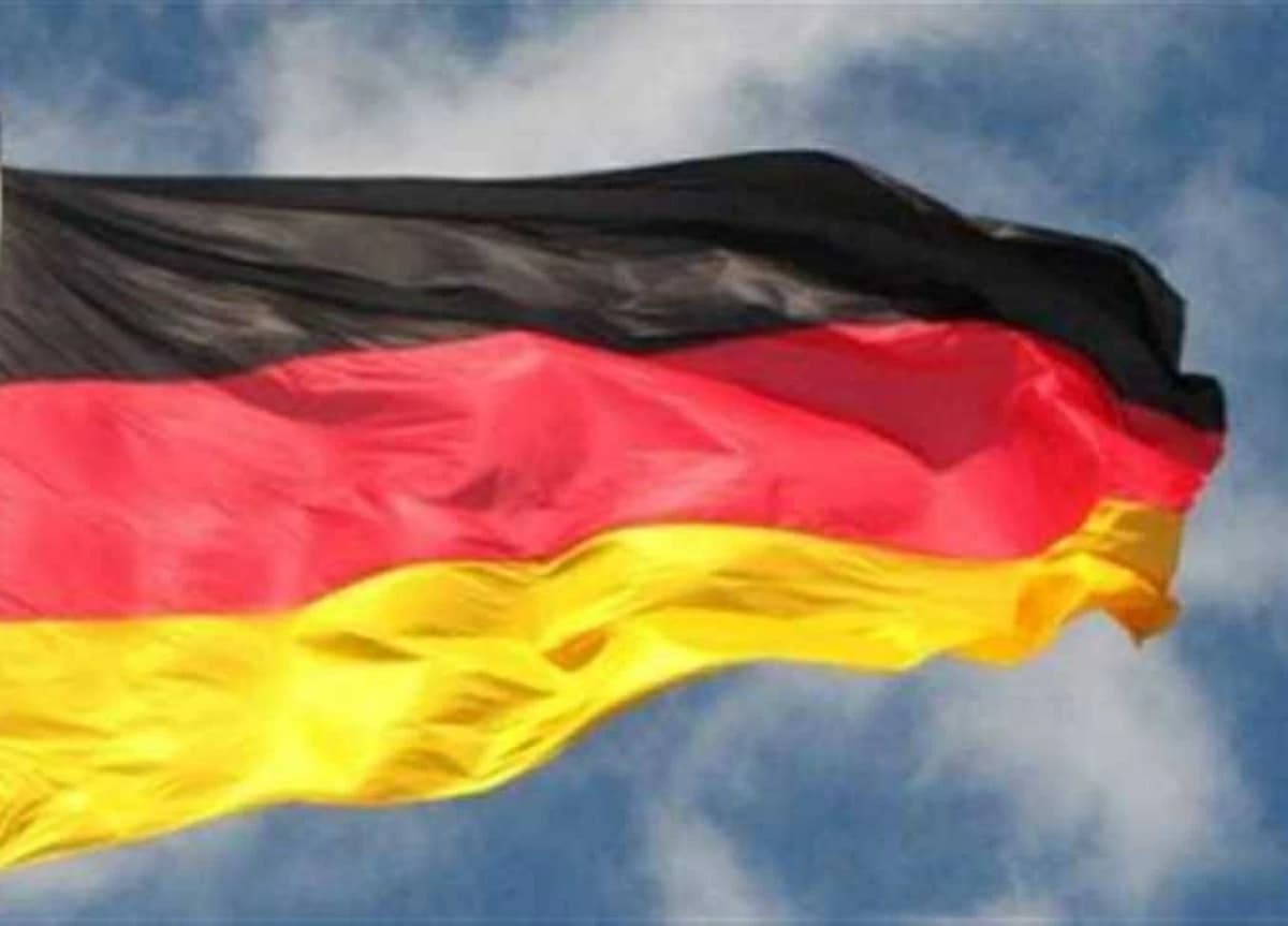 German plane hits unidentified object and lands safely