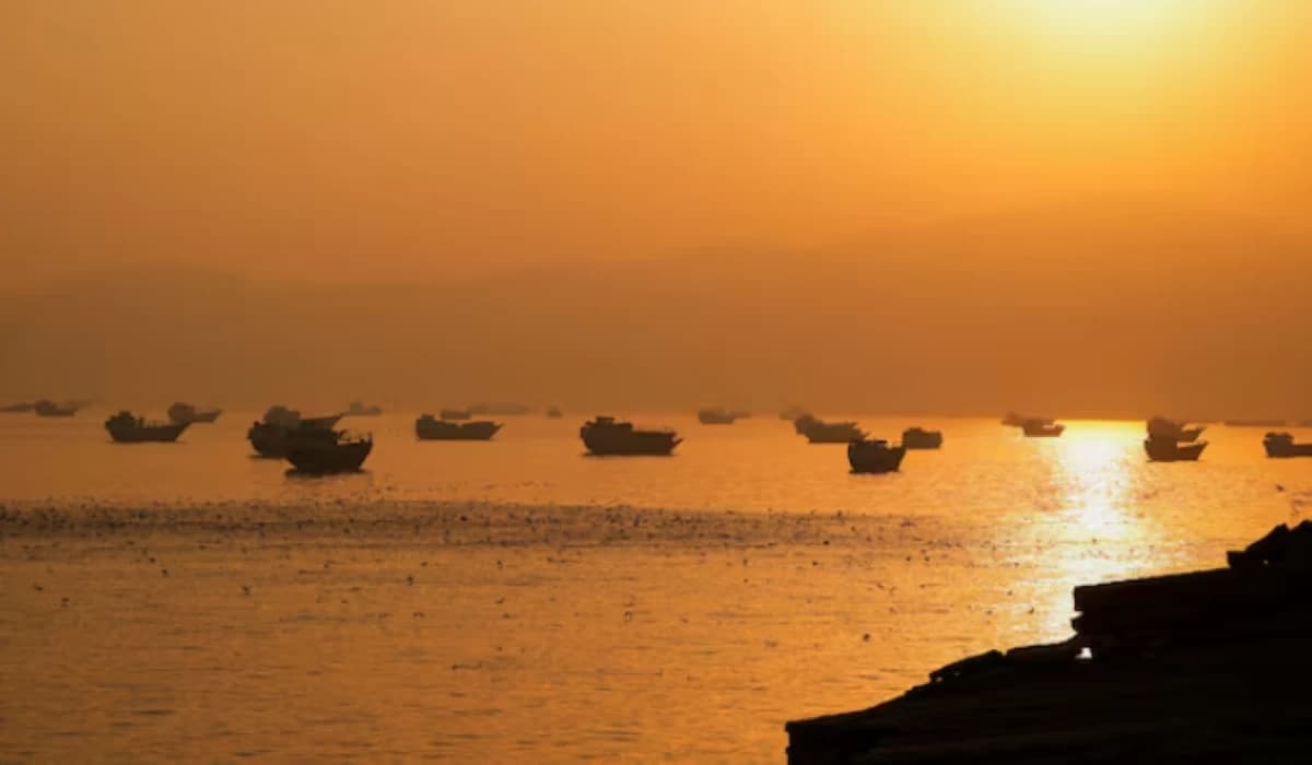 إيران وعمان تتفقان على مسار بحري في هرمز