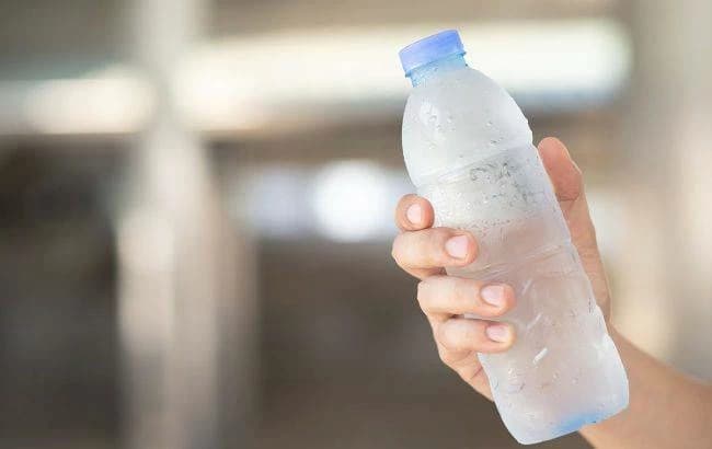 Plastic bottle cools room naturally