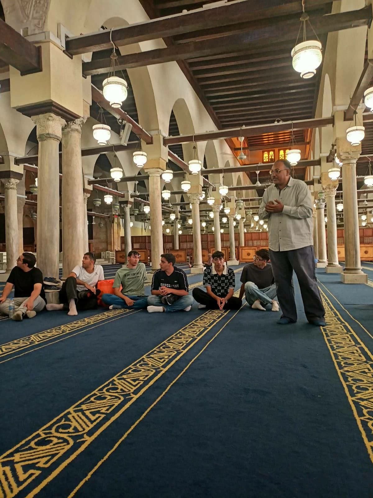 طلاب الفرع الدولي وزمايلهم في جولة للمعالم الأثرية