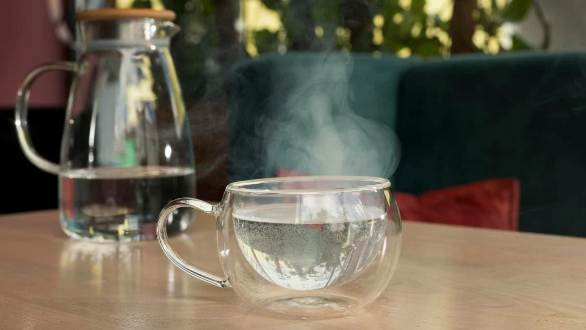 خبراء يوضحون فوائد الماء الدافئ صباحا