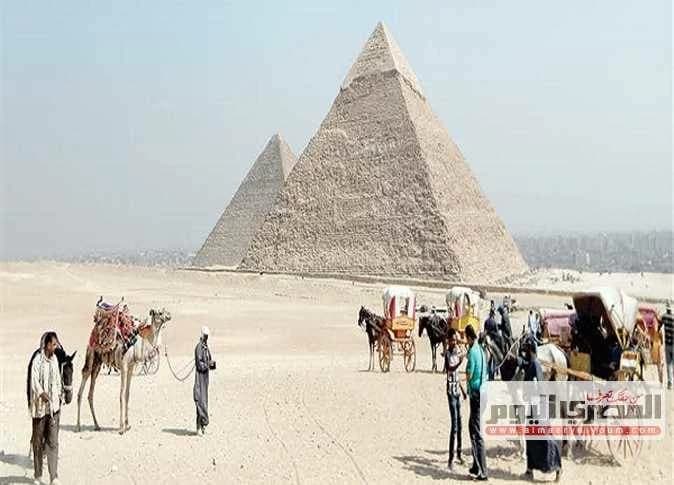 سائحة تتحدث عن مضايقات بالأهرامات و«ساويرس» يرد