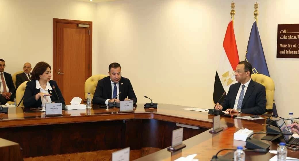 Communications Minister Firm on Mobile Line Regulations