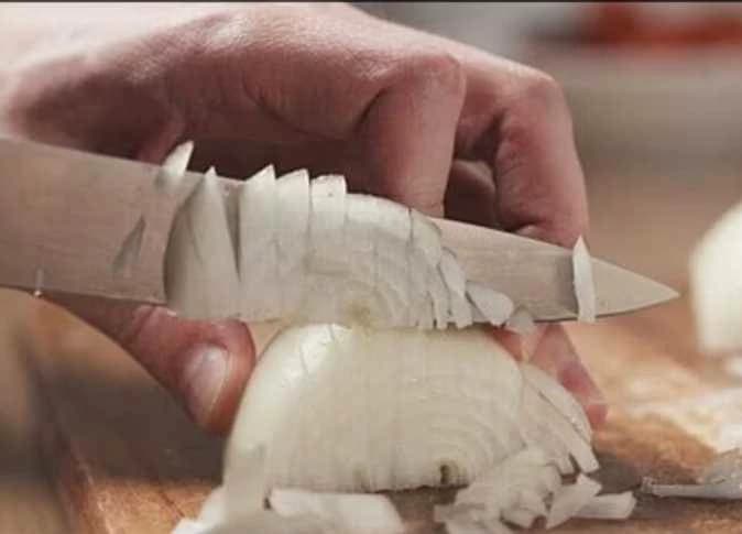 حيلة بالفريزر لتقليل دموع البصل