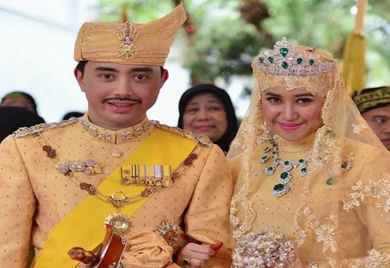 Brunei Sultan strips Rabi'a of titles