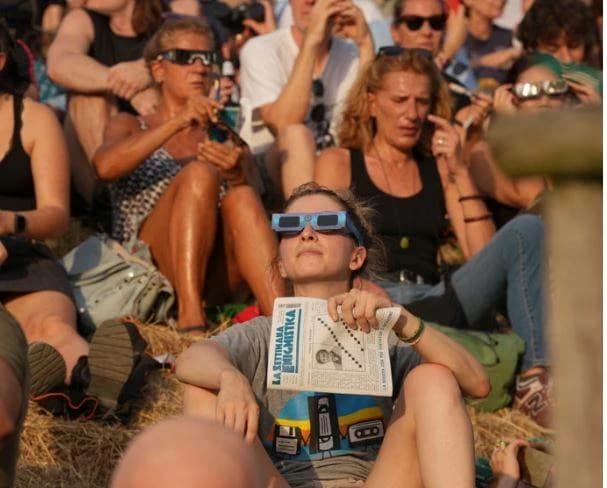 Eye pain leads UK searches after solar eclipse