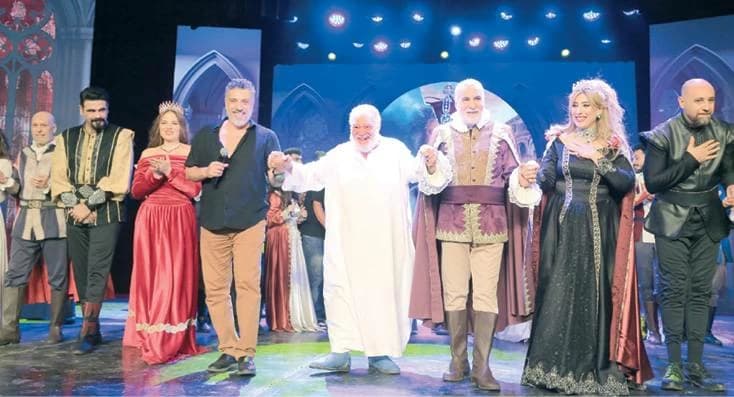 El-Fakhrani marks 200th show with King Lear cast