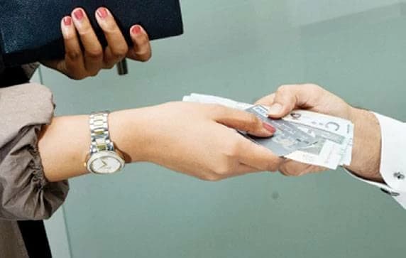 دار الإفتاء تشرح حكم إنفاق الزوجة من راتبها
