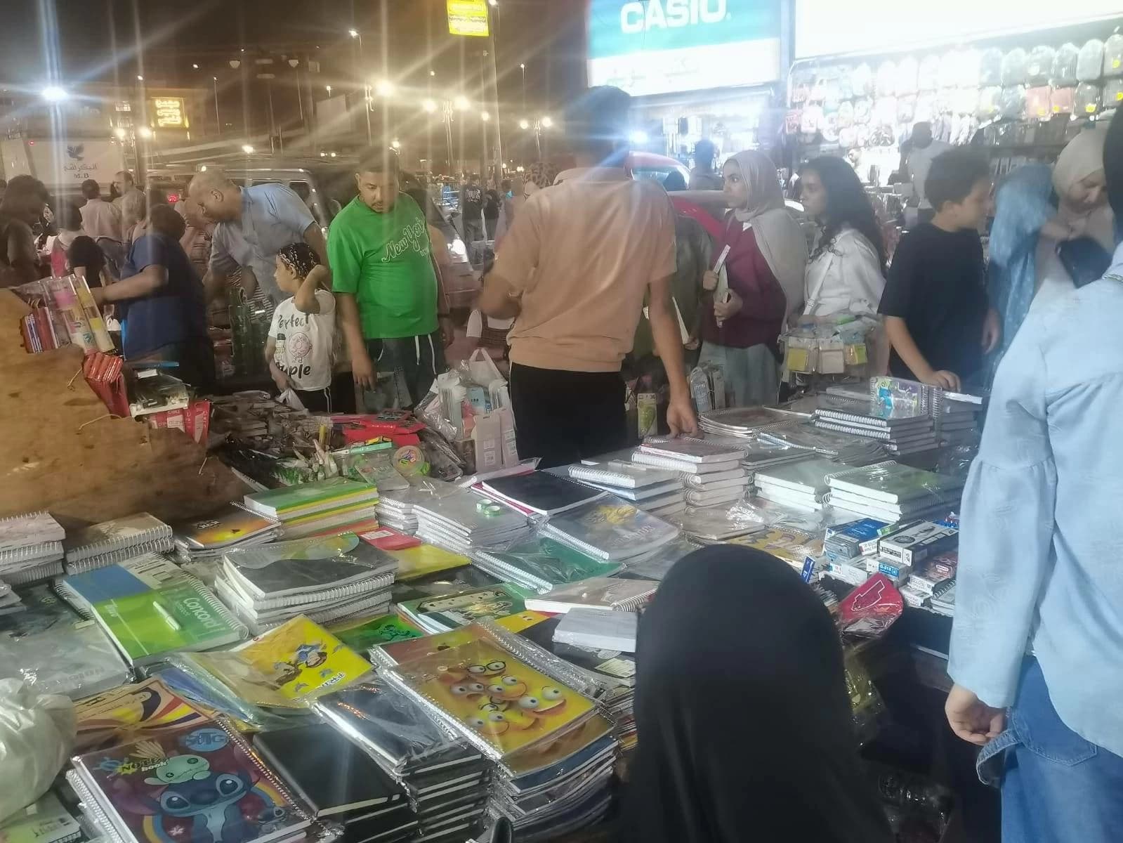 سوق الفجالة قبل الدراسة: الشنطة بـ700 والزمزمية بـ250