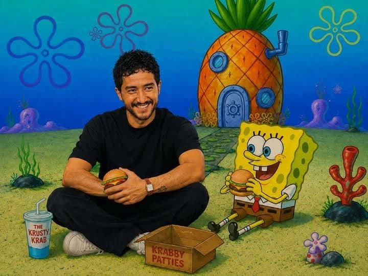 أحمد مالك يتناول برجر مع سبونج بوب في قاع الهامور