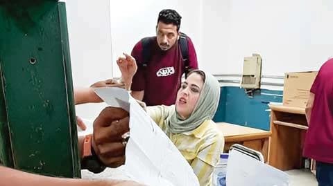 التأمينات توقف موظفة للتحقيق بعد مشادة مع مواطن