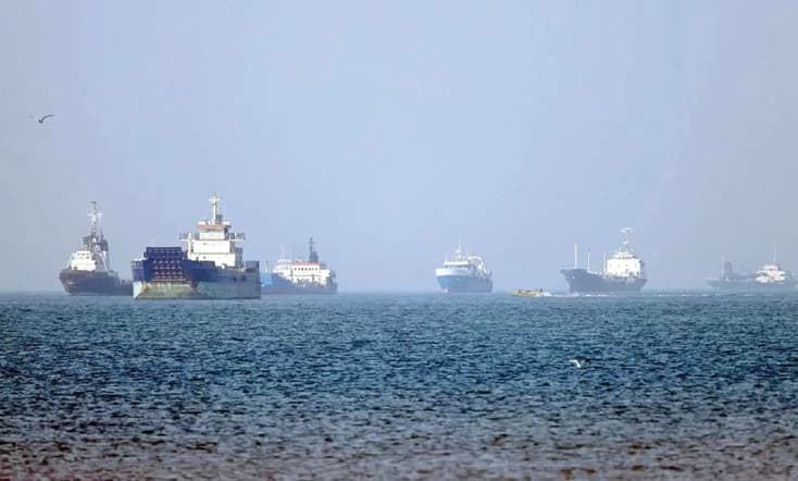 Iran warns to seize vessels violating Strait rules