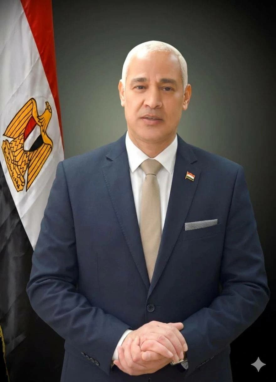 رئيس جامعة أسيوط يمنح مكافأة لأعضاء التدريس