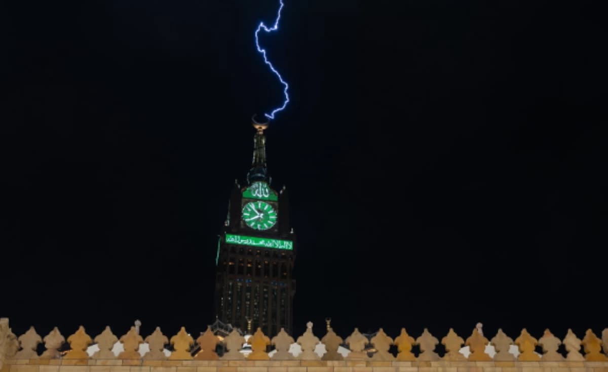 برق يضرب برج الساعة بمكة
