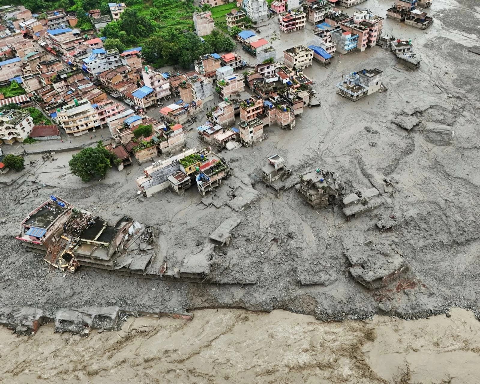 Avalanche Kills 270 in Nepal Border
