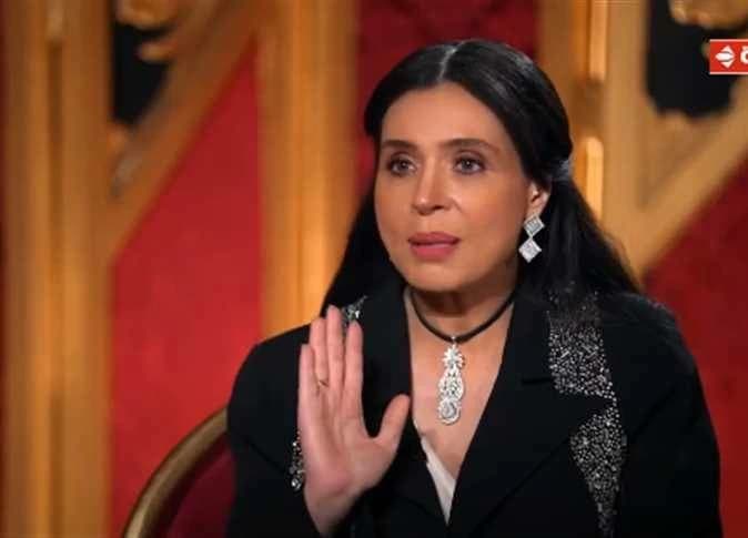 دينا تكشف رأيها في التجميل