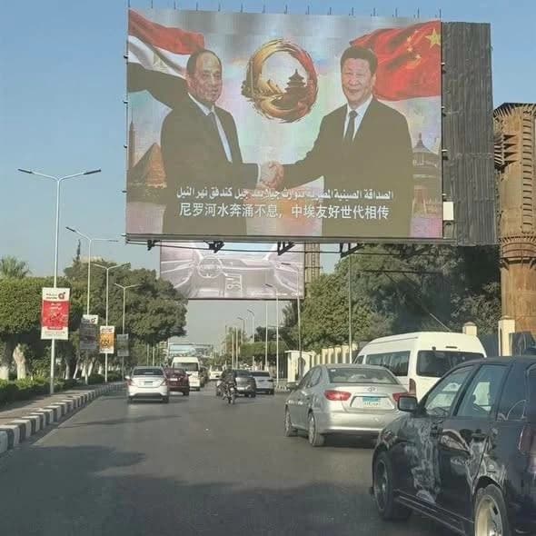 صور السيسي وشي يزين شوارع القاهرة
