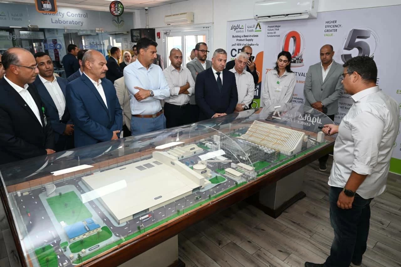 Industry Minister reviews factories in Suez Zone