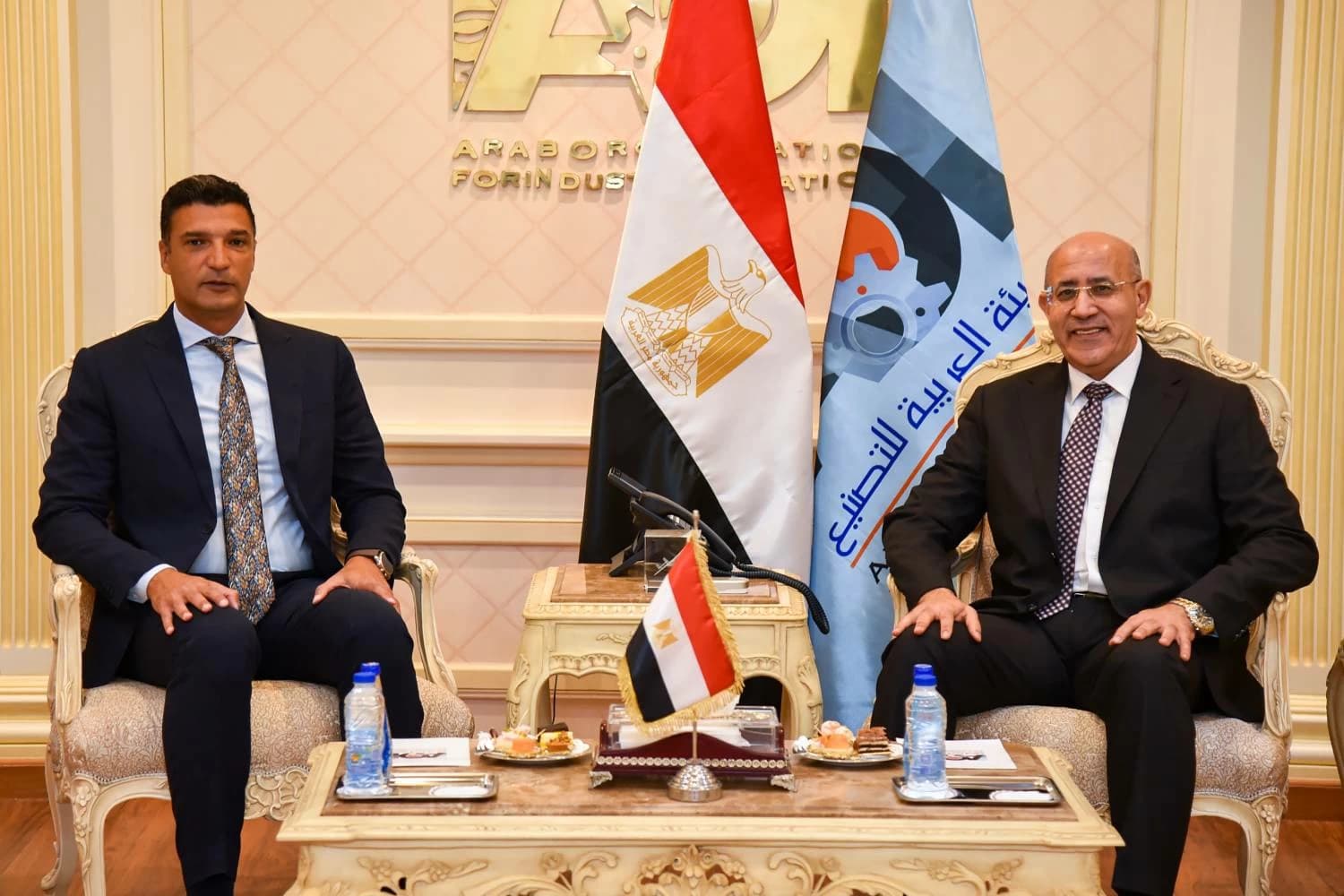 رئيس العربية للتصنيع ووزير الصناعة يبحثان تطوير القدرات التصنيعية