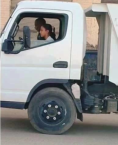 محافظ أسوان يحقق في قيادة طفلة سيارة قمامة