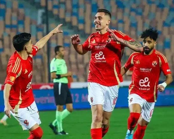 نجم الأهلي السابق ينتقد مهاجمي الفريق