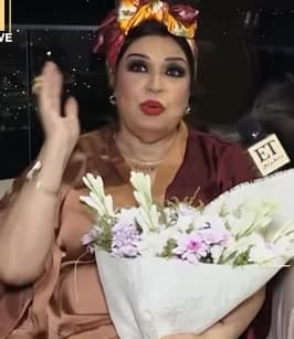 فيفى عبده تطمئن بعد كسر قدمها