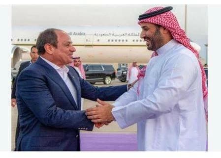 السيسي يرحب بولي العهد في مطار القاهرة