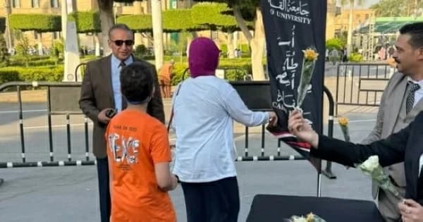 Cairo University greets students with flowers