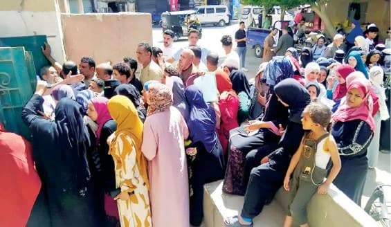 مشاحنات وازدحام على مكاتب البريد لدفع المصروفات