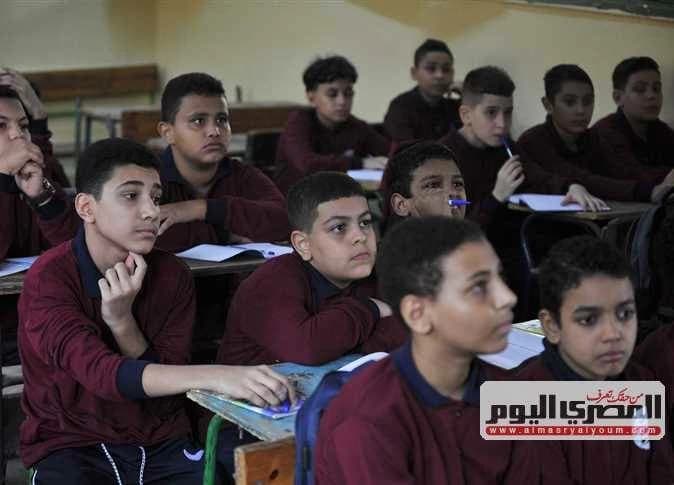 تعليم بني سويف يتخذ إجراء بعد شكوى والدة بمحلق شعر طفلها
