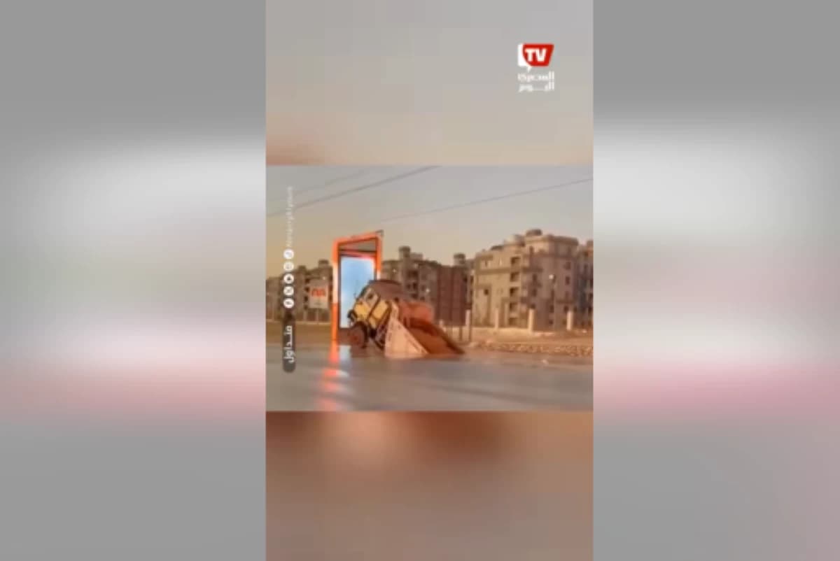 Ground collapse in Sheikh Zayed traps delivery truck