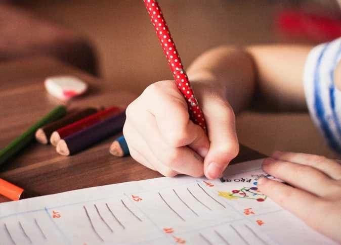 أم تهدد ابنها بالسجن بسبب واجبه