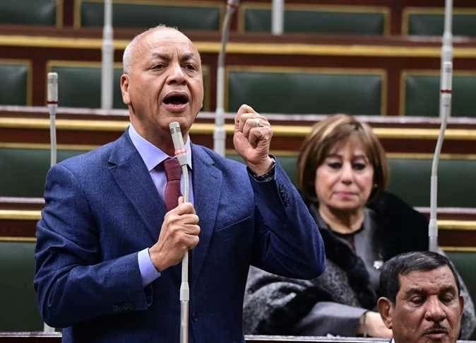 مصطفى بكري يوضح سبب دعوة السيسي البرلمان جلسة طارئة