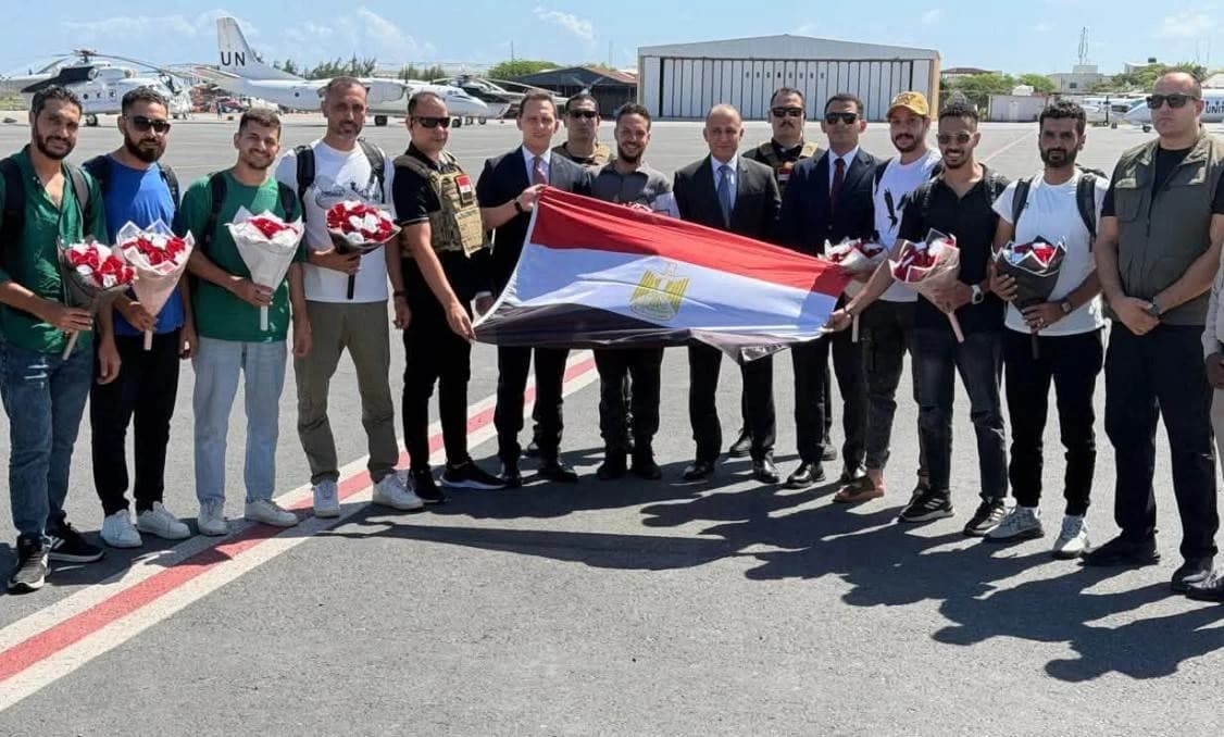 البحارة المصريون يصلون مقديشيو استعدادا للعودة