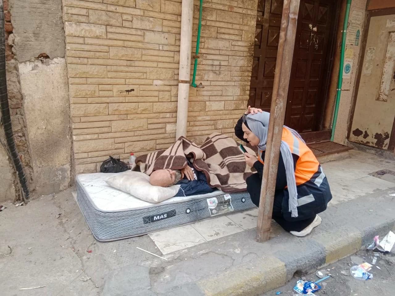 مسن مشرد ينقل إلى دار رعاية في الإسكندرية