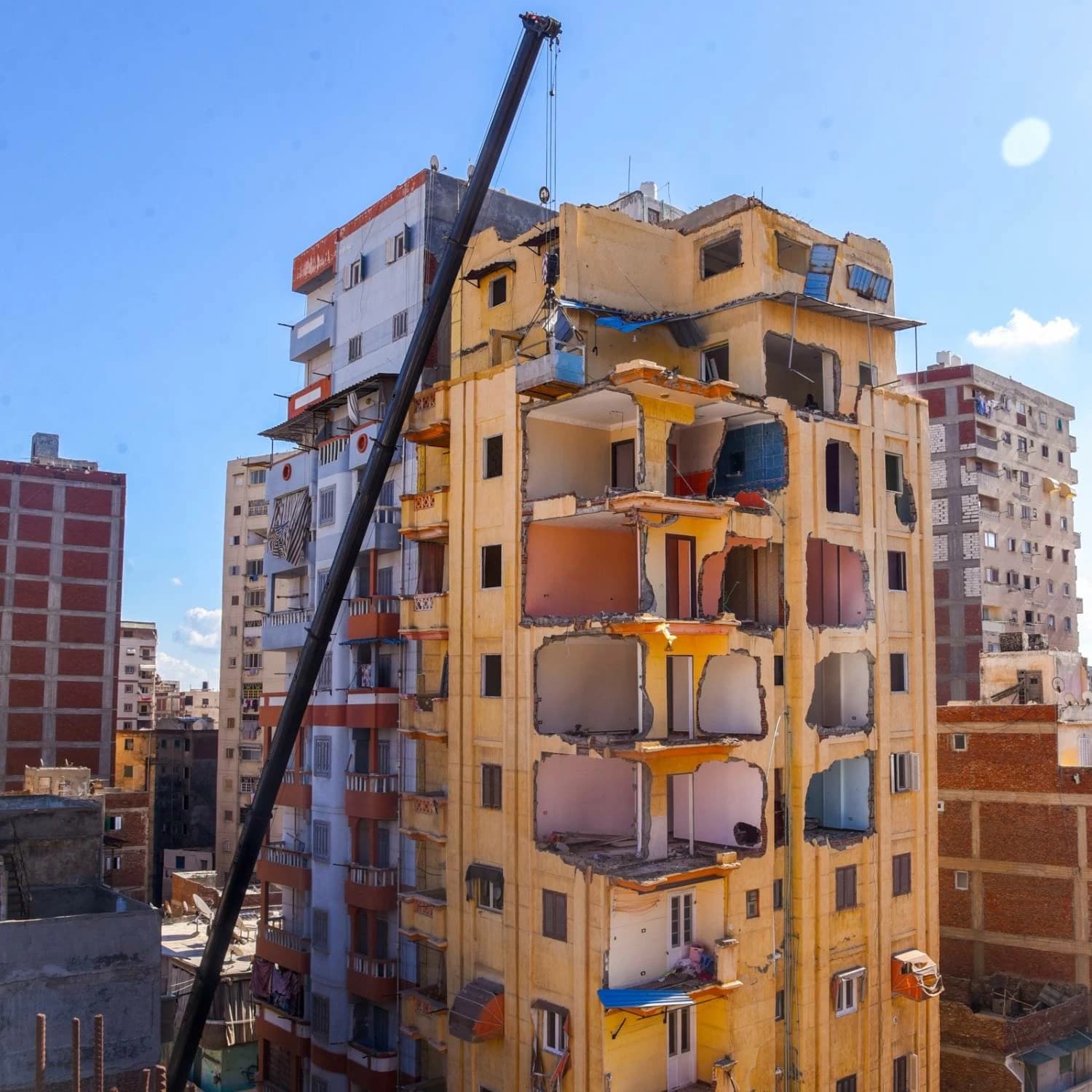 أحدث تطورات هدم عقار أمبروزو المائل في الإسكندرية