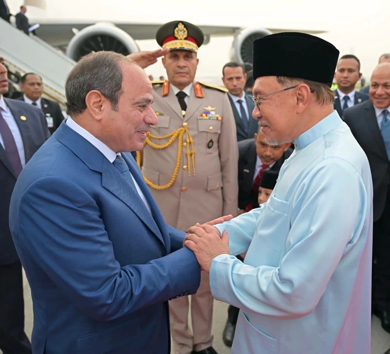 ملك ماليزيا يمنح السيسي وسام تاج الدولة