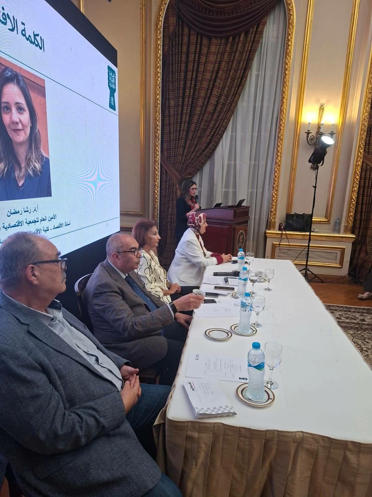 دراسة توصي بالادخار بالجنيه بدل الدولار