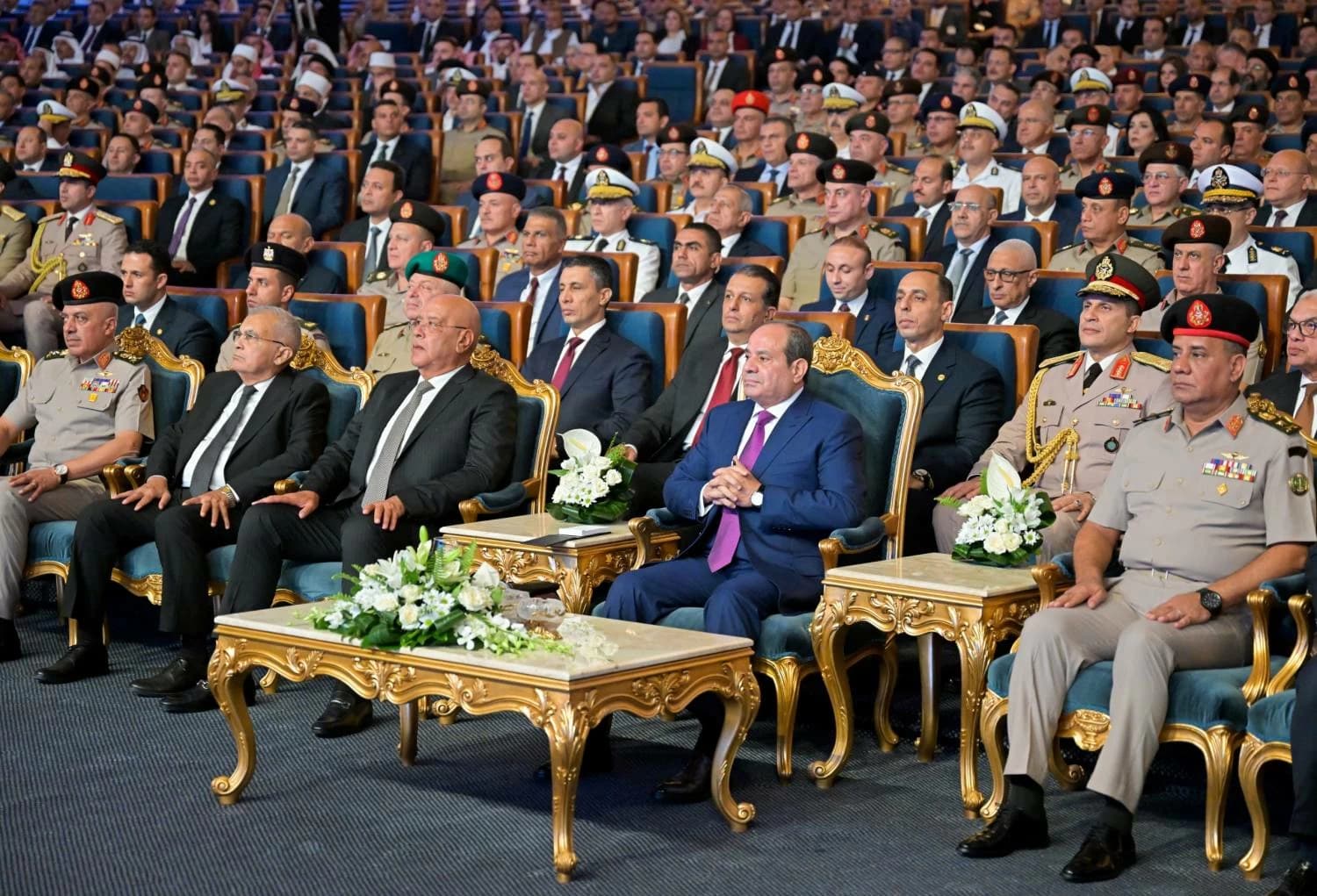 السيسي يؤكد عدم المساس بالدستور
