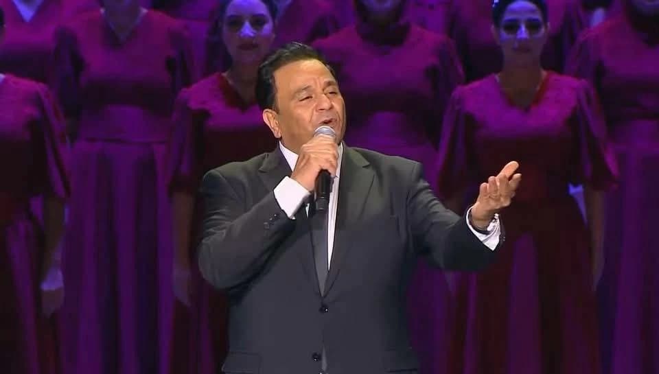 محمد فؤاد يتصدر الترند بأغنيته أمام السيسي