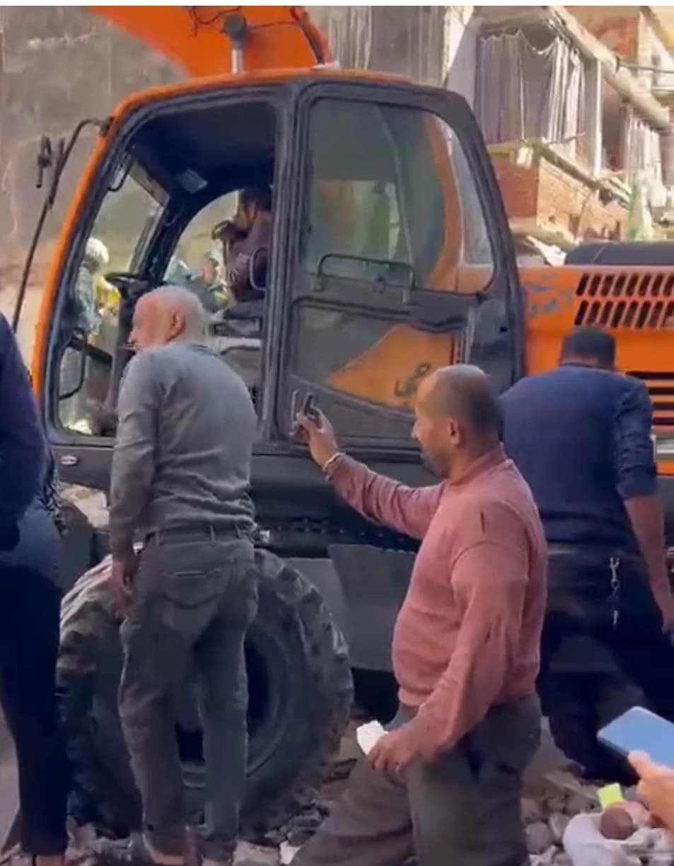 مواطن ينادي على شقيقته بعد انهيار عقار الإسكندرية