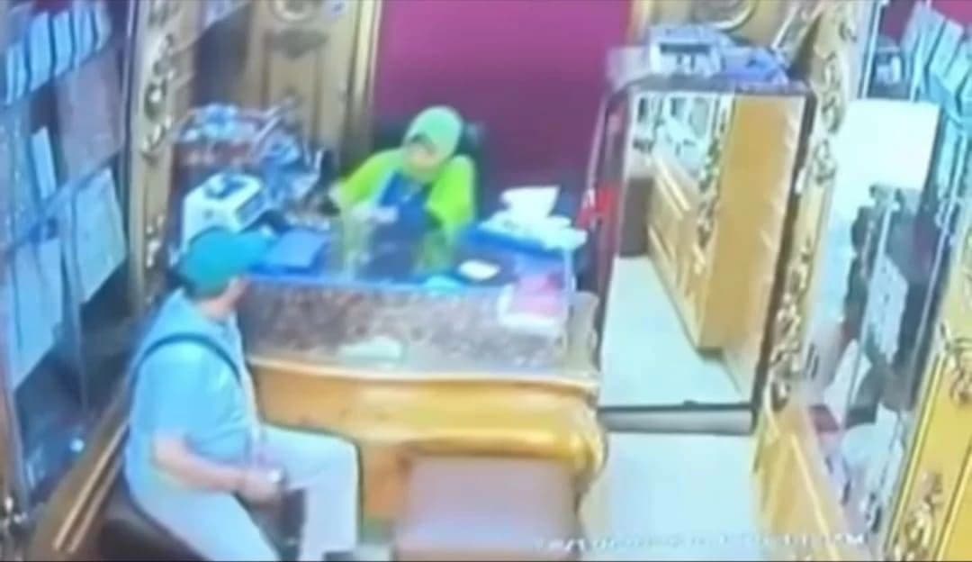 لص يسرق 5 سبائك ذهبية في الفيوم