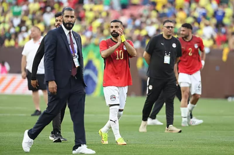 تبادل التحية بين لاعبي مصر والبرازيل