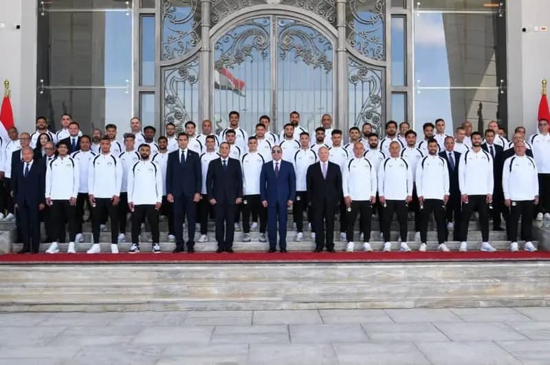 الرئيس عبد الفتاح السيسي يرحب بلاعبي منتخب مصر والجهاز الفني والإداري في مدينة العلمين